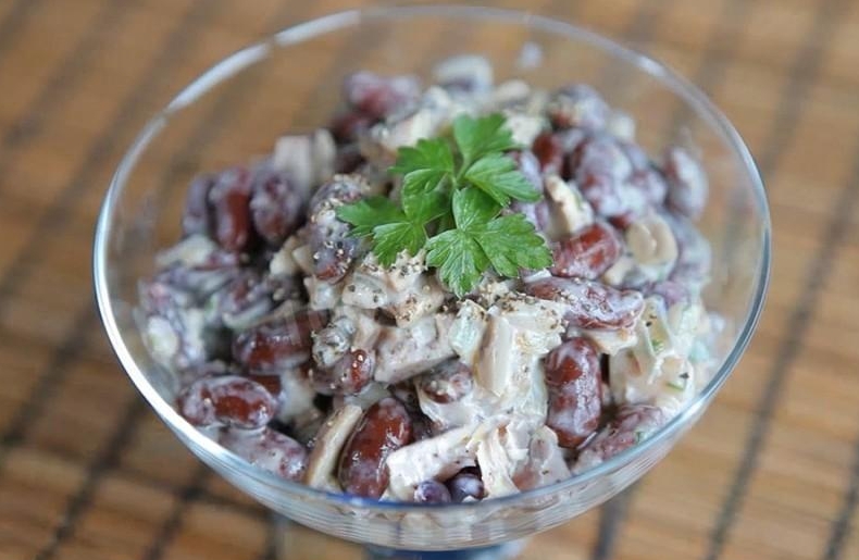 Салати, які можна приготувати без світла та плити: святкові рецепти